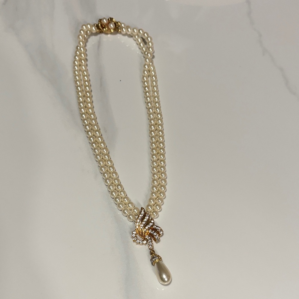 VINTAGE faux Pearl Double-Strand cocker 16 inch necklace Gold Crystal 2 in drop